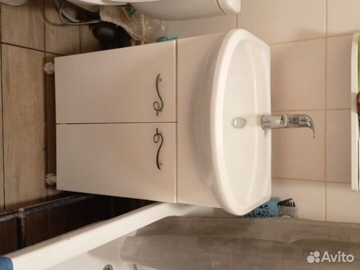 Тумба для ванной с раковиной в заборе