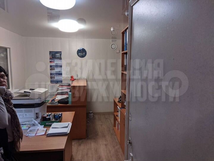 Помещение с арендаторами возле стадиона Динамо