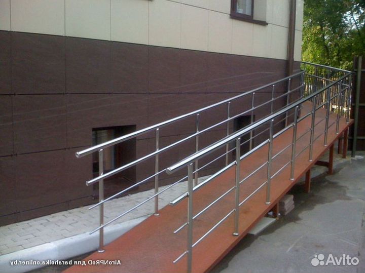 Винтовой пристенный поручень на лестницу