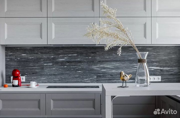 Серая угловая кухня в потолок с островком