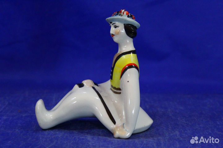 Фарфоровая статуэтка Сидящий гуцул На полоныне пар