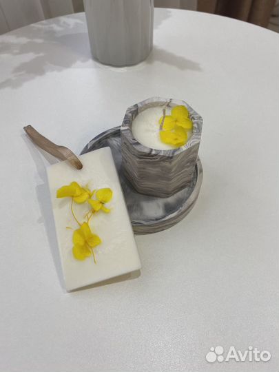 Свечи в гипсовых подсвечниках