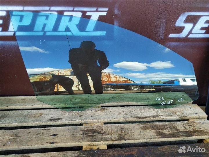 Стекло двери переднее правое Volkswagen Passat B7