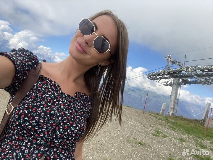 Летнее платье с открытыми плечами в цветочек