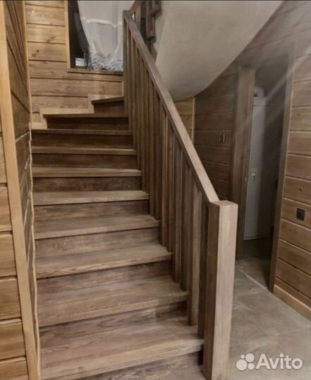 Деревянная лестница с подсветкой