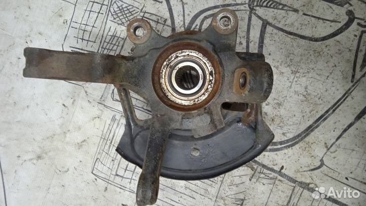 Кулак передний левый Nissan Almera Classic (B10)