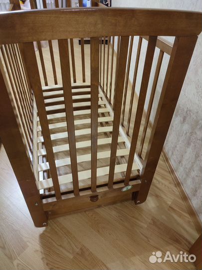 Детская кроватка с поперечным маятником
