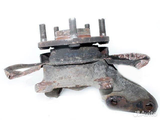 Кулак поворотный левый Nissan Serena