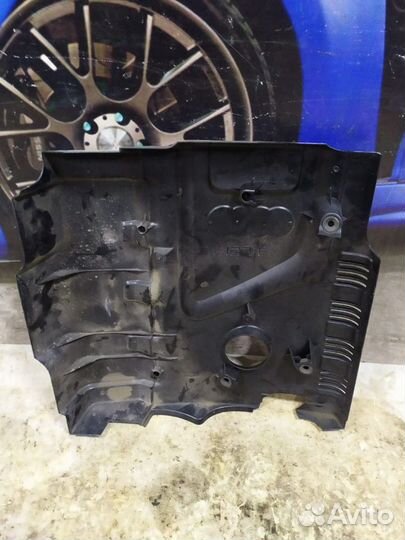 Крышка двигателя audi