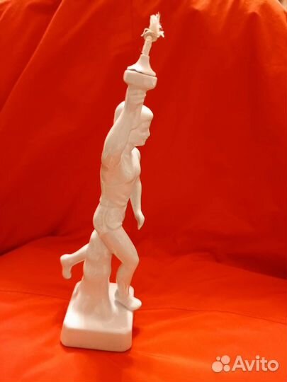 Фарфоровая статуэтка времен СССР Факелоносец