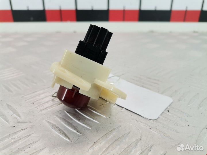 Кнопка аварийной сигнализации Mitsubishi L200