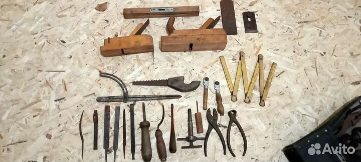 Старинный набор инструментов и рубель