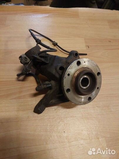 Поворотный кулак передний правый Citroen Xsara