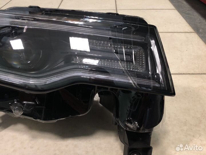 Фара правая black Jeep grand cherokee wk2
