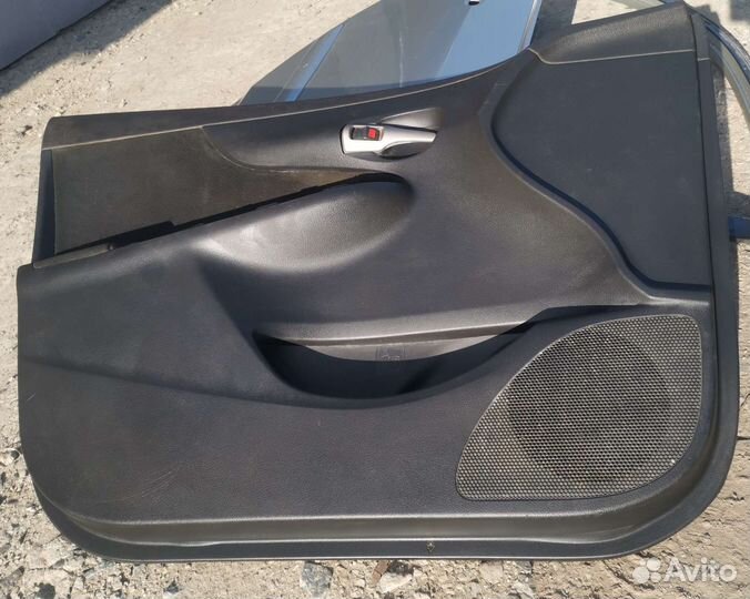 Обшивка водительской двери Toyota Corolla 150