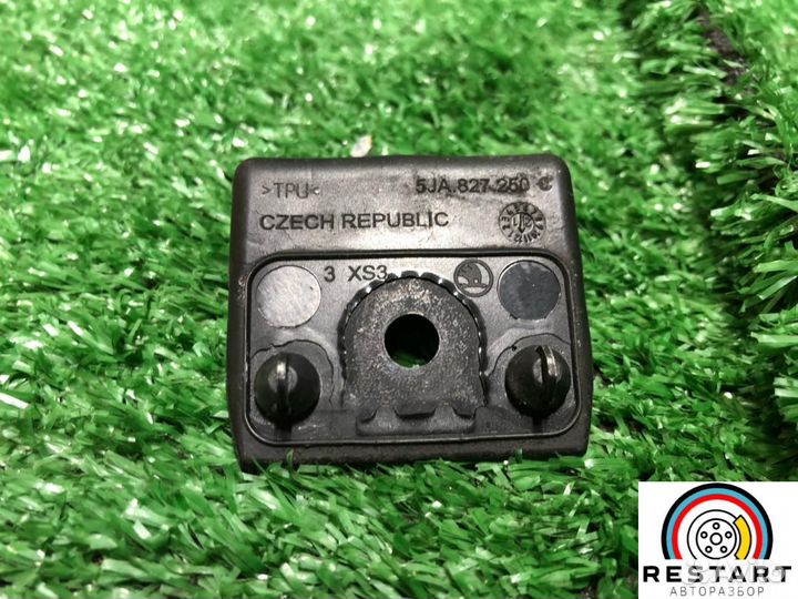 Отбойник крышки багажника Volkswagen Polo 6 2022