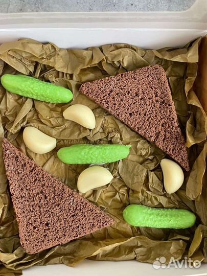 Хлеб,чеснок,огурцы