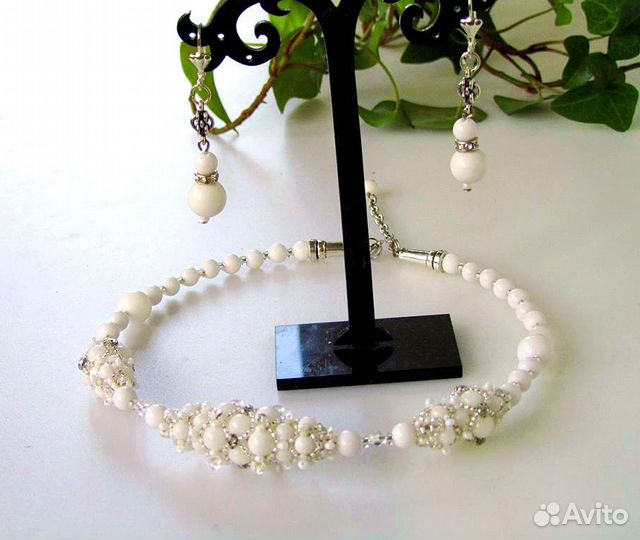 Комплект украшений из бусин белого агата