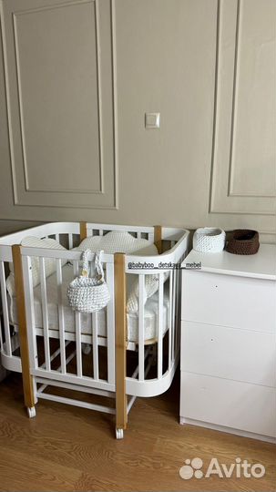 Детская кроватка с маятником и колесами