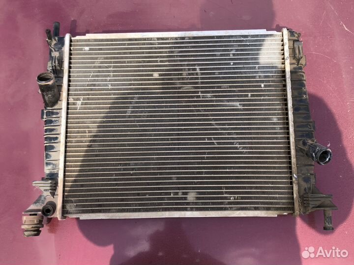 Радиатор охлаждения на Ford Focus 2 (дорест.)