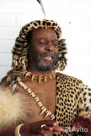 Африканский дед мороз и снегурочка поздравляют