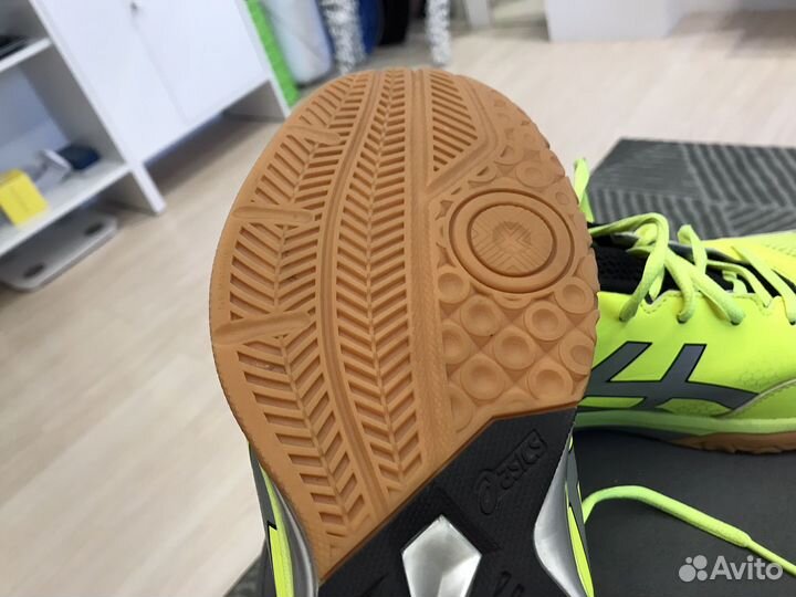 Кроссовки asics для зала в хорошем состоянии