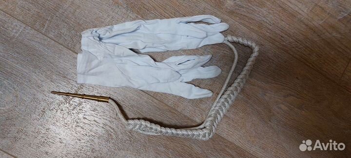 Аксельбант и перчатки