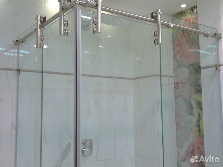 Перегородки из стекла в ванную с дизайном