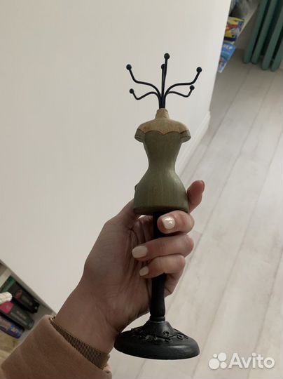 Статуэтки, фигурки, искусственные растения