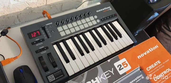 Миди клавиатура launchKey 25