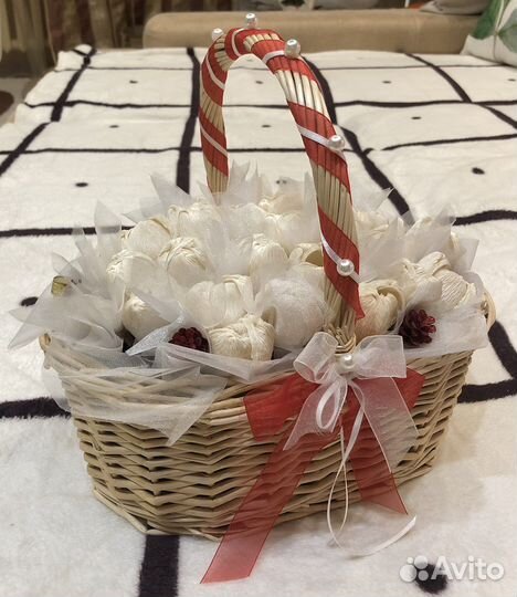 Корзинка с бумажными цветами (для декора)