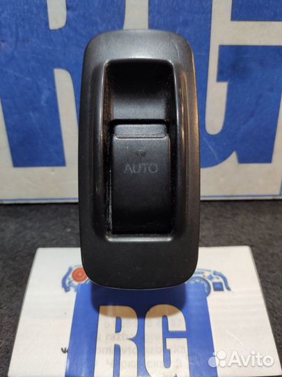 Кнопка стеклоподъемника задняя левая Toyota