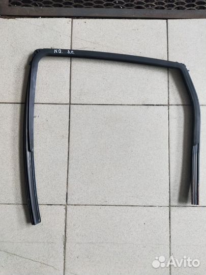 Уплотнитель стекла задней двери Nissan Qashqai J10