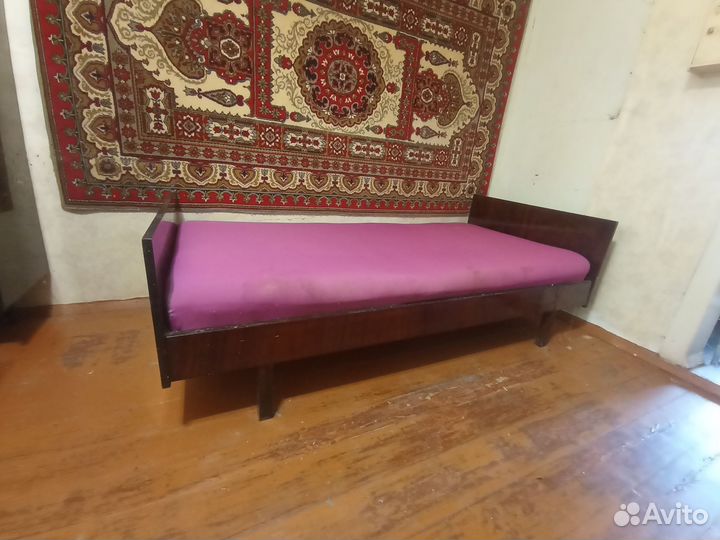 Кровать, шкаф, стол и т. д