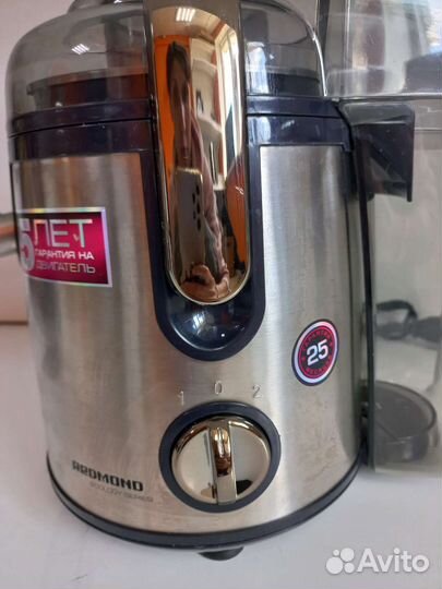 Мощная соковыжималка Redmond