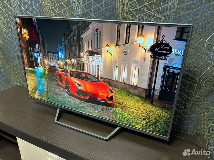 Весь в пленках метровый SMART TV Hartens 109см