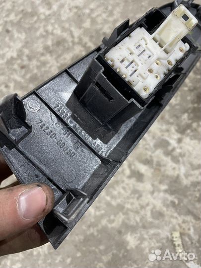 Кнопка стеклоподъемника toyota land cruiser 200