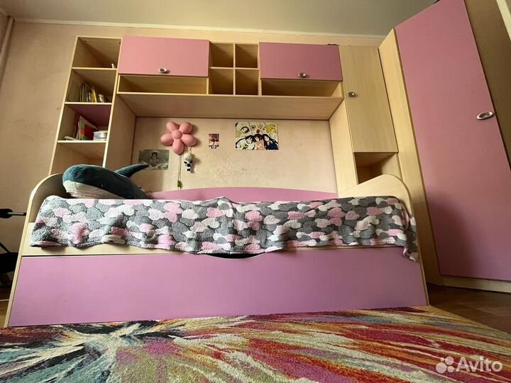 Компьютерный стол шкафы и кровать для девочки