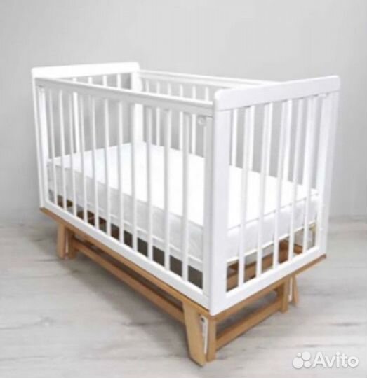 Детская кровать с маятником