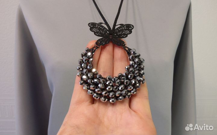 Крупный кулон на длинной цепочке.Бижутерия