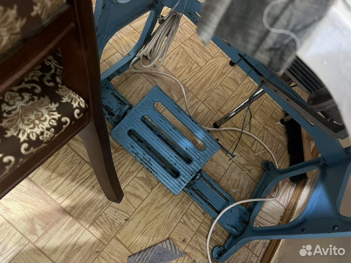 Промышленная швейная машина с шагающей лапкой