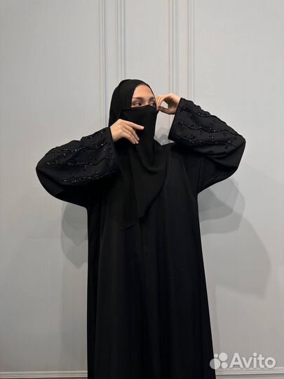 Абая с красивой вышивкой на рукавах и спинке