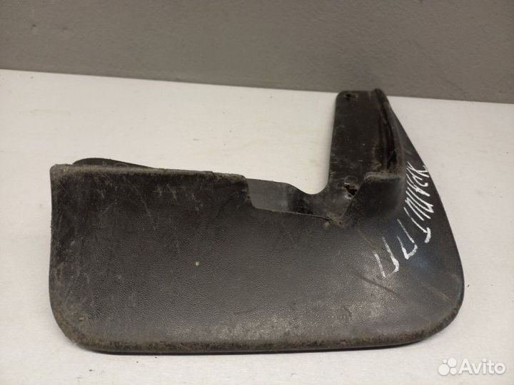 Брызговик передний правый Skoda Rapid