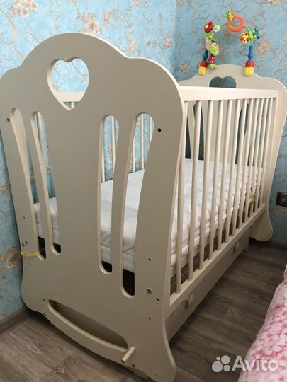Детская кроватка с маятником и ящиком