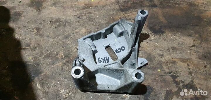 Кронштейн двигателя правый Opel Corsa D 2006-2015