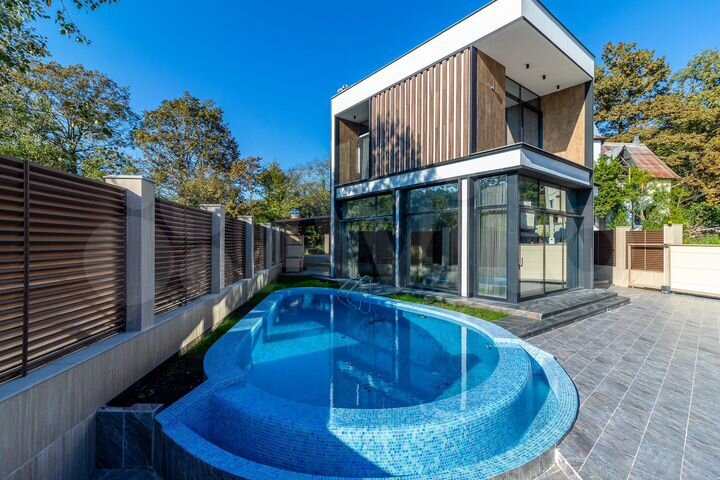 Дом 297 м² на участке 7,2 сот.