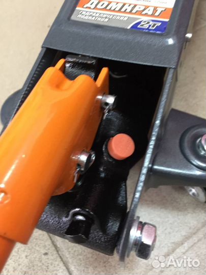 Домкрат подкатной в кейсе 2 т., 135-330 мм Ombra