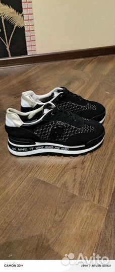 Кроссовки женские