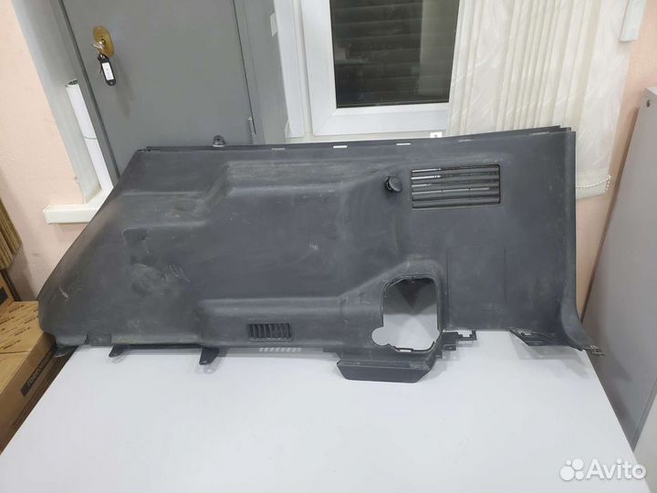 Обшивка правая нижняя багажника Паджеро 4