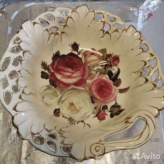 Ваза для фруктов на ножке